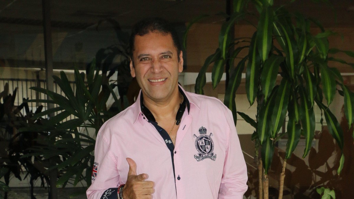 Hijo de una de las más grandes cantantes ecuatorianas, Mary Aráuz 'la dama de La Canción Ecuatoriana'. 