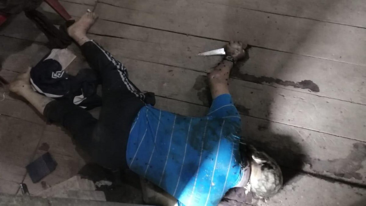 Carlos Alfonso Sangoquiza fue hallado con un arma blanca en una de sus manos.