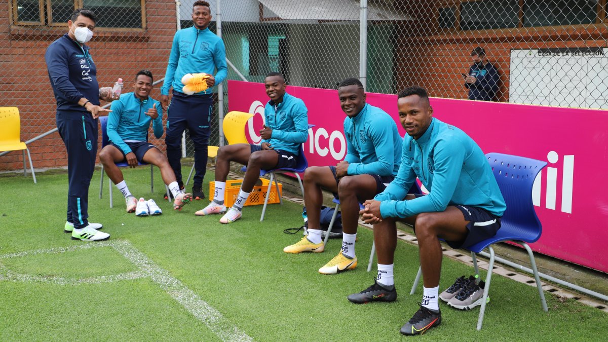 José Carabalí, Michael Estrada, Jhonny Quiñónez, José Angulo y Walter Chalá en el entrenamiento.