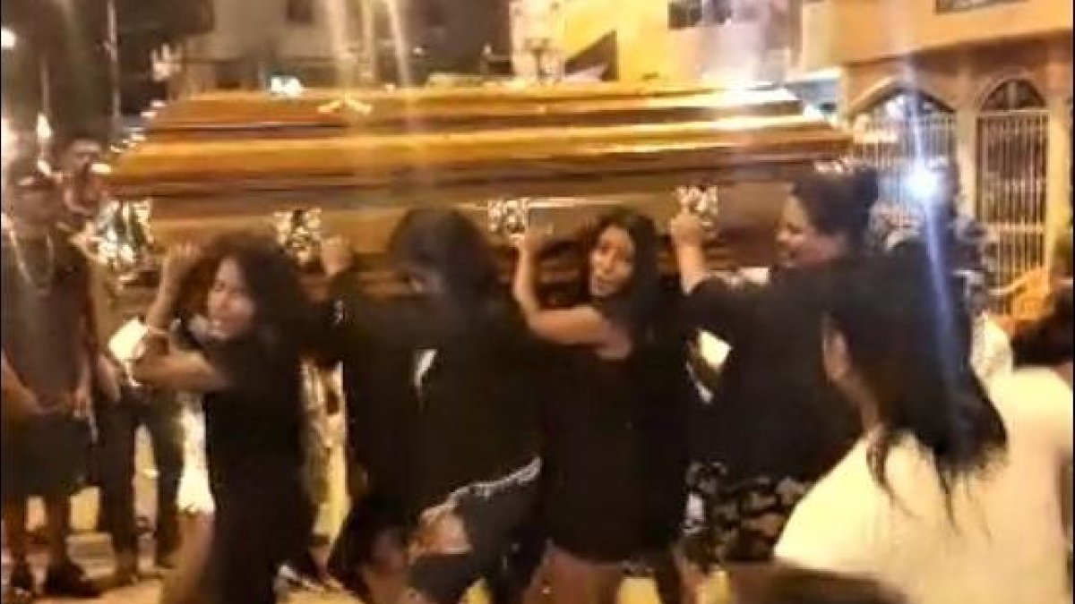 Hombres y mujeres se turnaban para cargar el ataúd de Luis Barreto, alias Chamito.