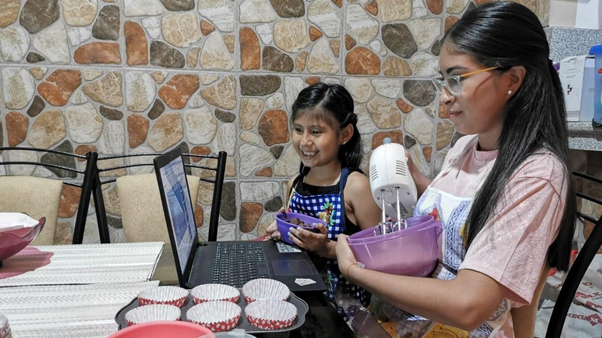 La guayaquileña Angie Rubio, durante una de las clases de repostería que recibe en forma virtual.