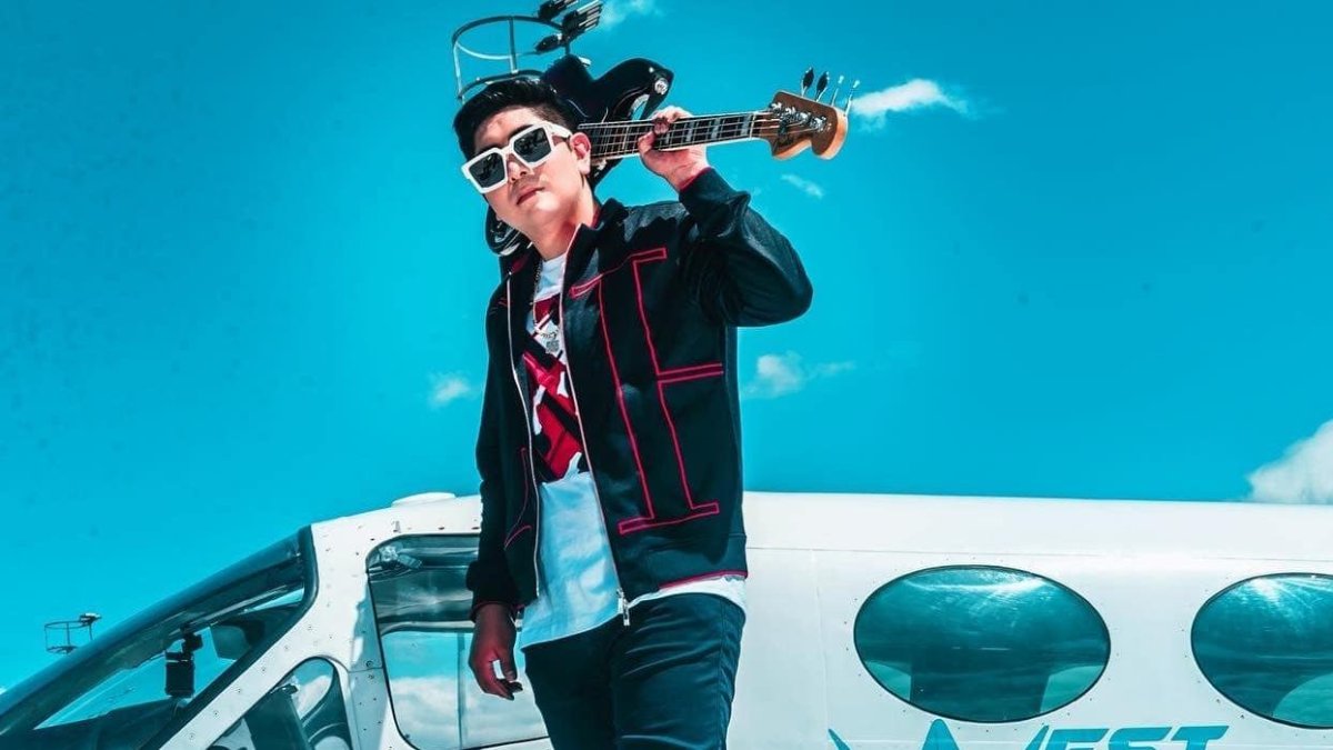 El joven es cantante y forma parte de una agrupación musical.