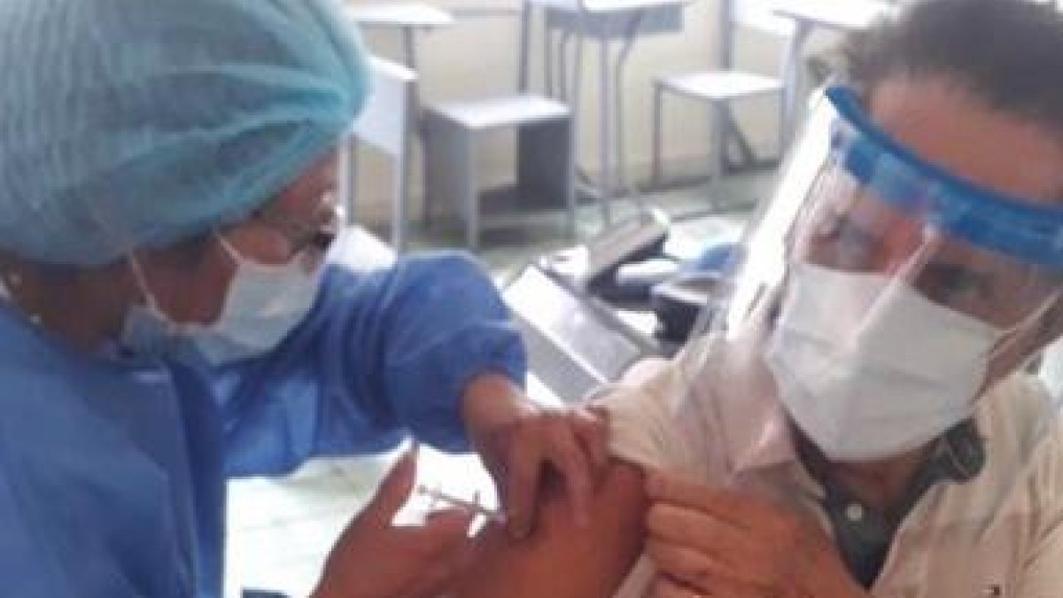 Alfonso Espinoza de los Monteros se vacunó contra el covid-19.