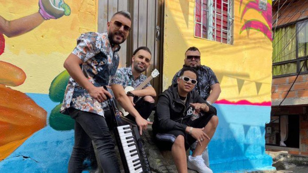 Los artistas contaron que la canción fue producida por Eliot el Mago D Oz, quien ha estado detrás de grandes éxitos. 