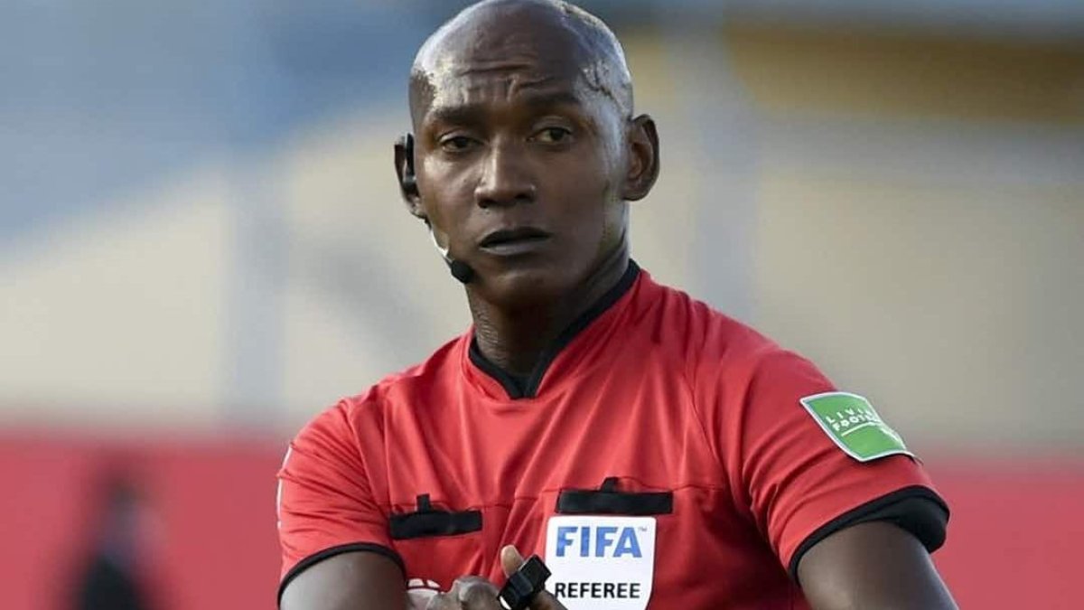 Augusto Aragón (c) ha sido vuelto a cuestionar por el duelo entre Barcelona e Independiente del Valle.