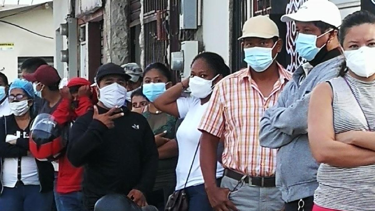 Para varias, en Playas la gente se agolpa en las filas para ingresar a los sitios de votación.