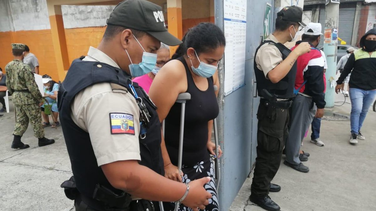 La colaboración a las personas con problemas de movilidad también fue parte del accionar de los uniformados.