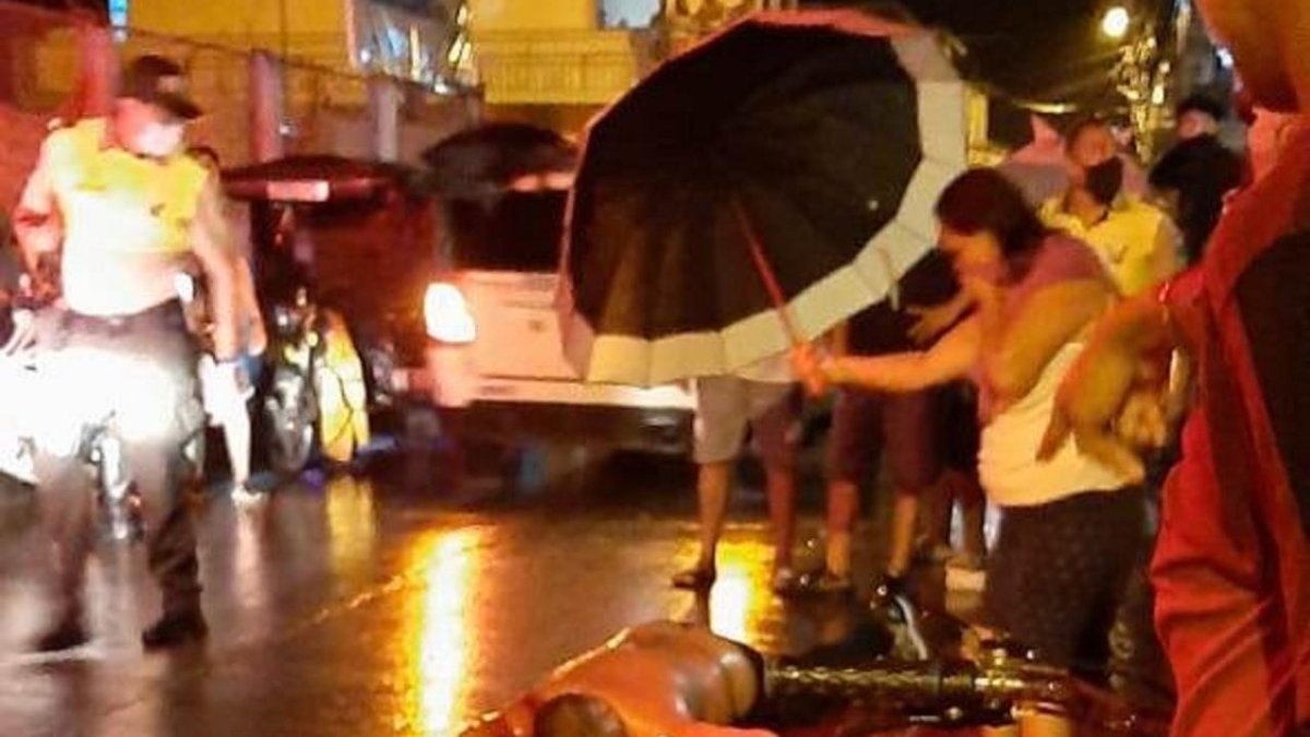 Sobre la calle, empapada por la lluvia que caía, quedó desangrándose Astolfo Jiménez.