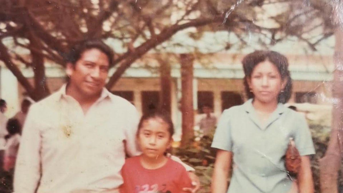Jesús en una fotografía con su esposa Shirley y con su hija mayor Coralia, cuando era una niña.