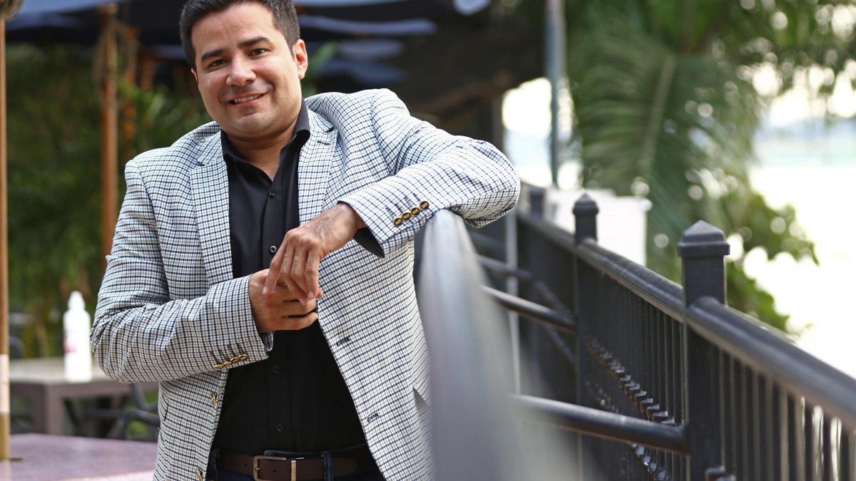 Henry festejó con sus compañeros de trabajo, quienes le brindaron varios momentos emotivos.