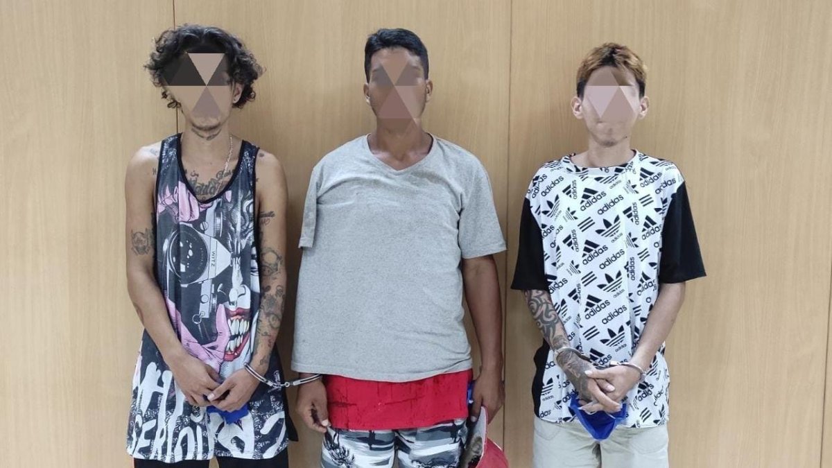 Los detenidos fueron capturados en un domicilio del populoso sector duraneño. Uno de ellos tenía un bolso con heroína.