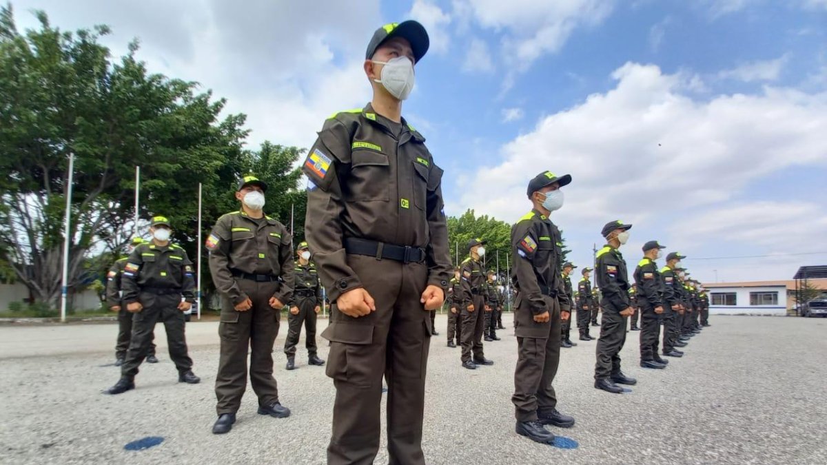Durante el acto de inaguración, los aspirantes lucieron el uniforme que vestirán durante su formación como policías.