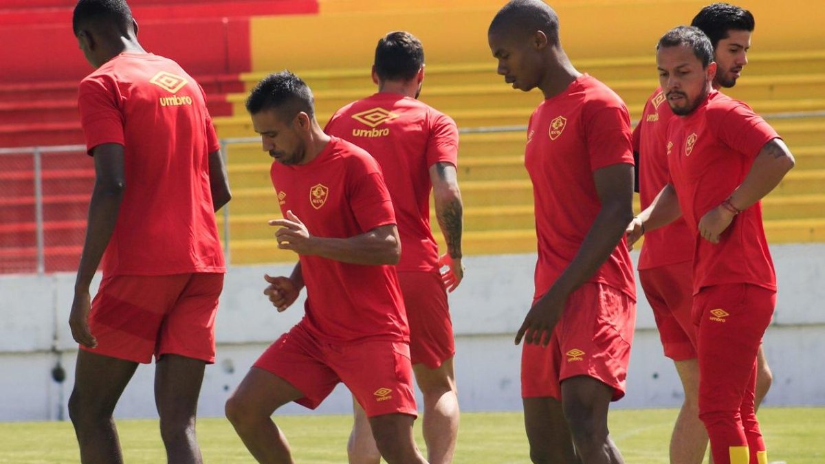 Los jugadores del Aucas solo realizaron una activación física ayer. Hoy retomarán los entrenamientos en su estadio.