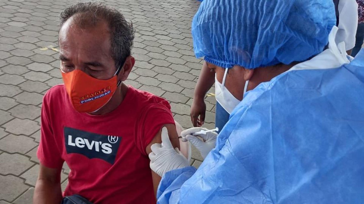 Jorge Wated publicó una gráfica del momento en el que se vacunó al ciudadano.