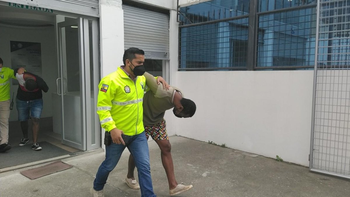 Los dos sospechosos fueron llevados ante la justicia.