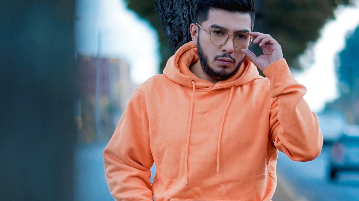 Junior es muy apegado a Dios. Esa es una de las razones para que no sea tan mente abierta.