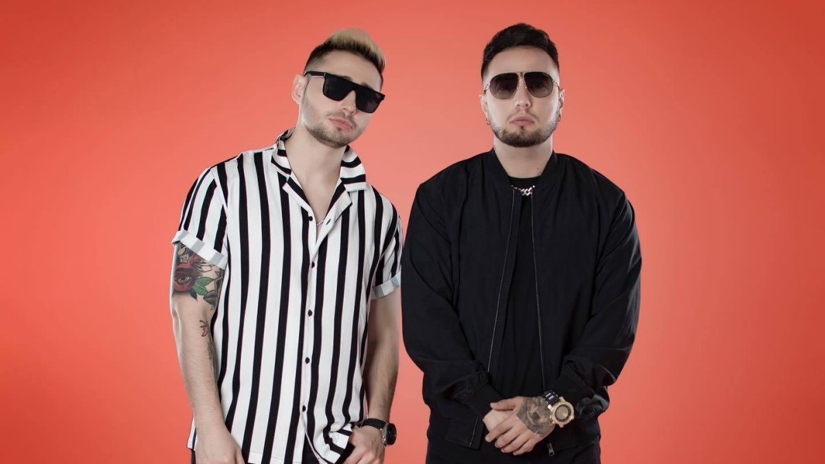 Los artistas no se complican a la hora de vestir. Prefieren estar cómodos y frescos.