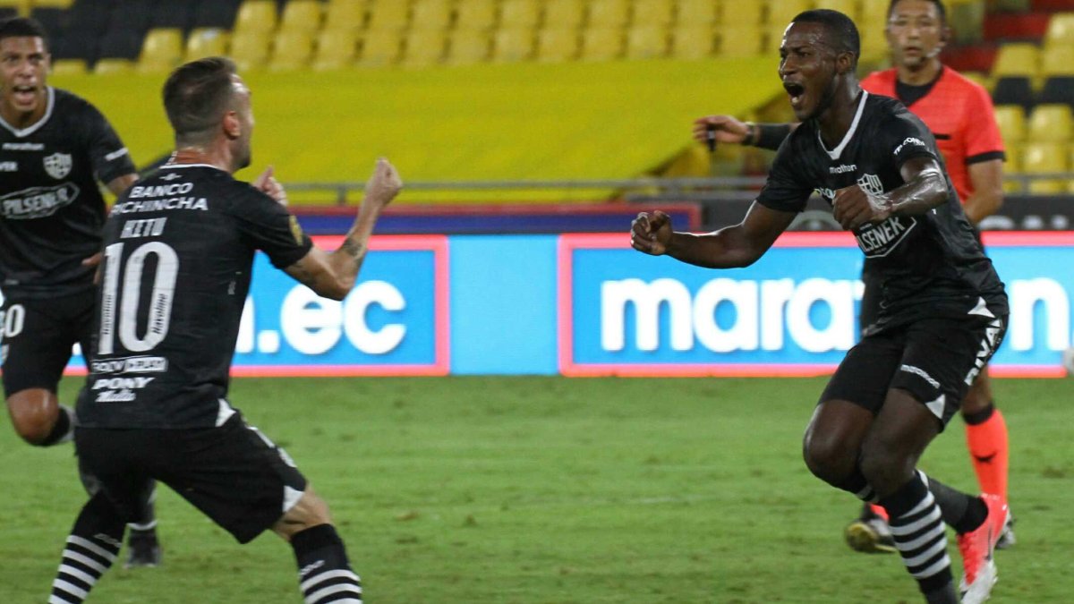 Damián Díaz y Leonel Quiñónez un festejo que valía tres puntos en el cumpleaños de Barcelona.