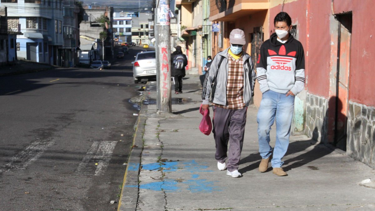 En La Ferroviaria hubo dos asesinados por una disputa de territorio. En la vereda se pintaron los nombres de los acribillados.