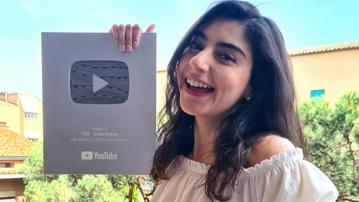 Erika recibió la placa de reconocimiento de YouTube en Italia.
