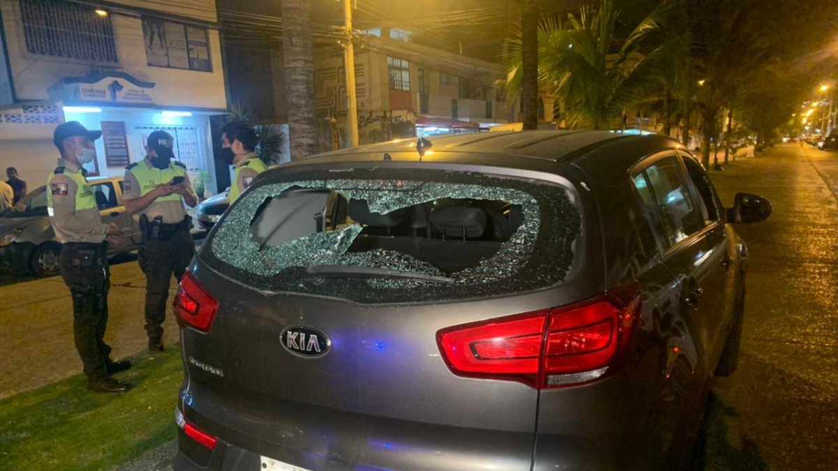 Los impactos de bala podían observarse en el carro en el que se trasladaban las víctimas.