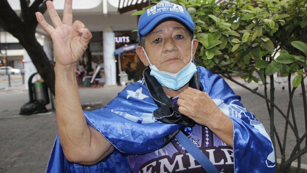 Bella Cabrera es conocida entre los hinchas de Emelec como la 'Abuelita boquera'.