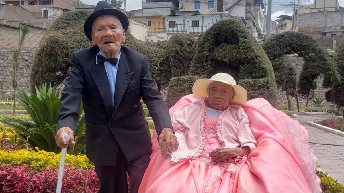 Don Ángel junto Florinda. Son novios.