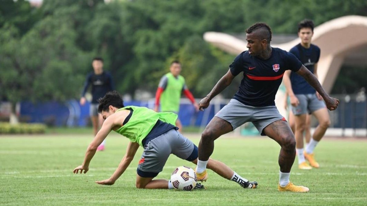 Miller Bolaños (d) disputa su primera temporada con el Chongqing Liangjiang.