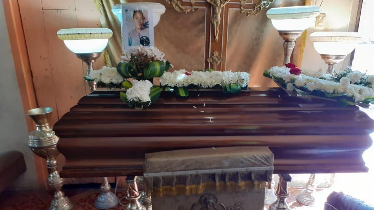 Dos cruces de flores y un portarretrato con su foto cubren el féretro donde reposa el cuerpo de Brenda Borbor.