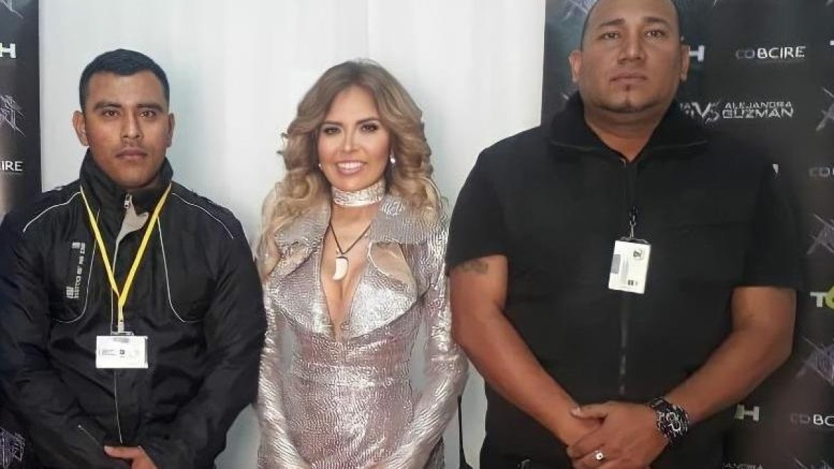 A su paso por Ecuador, Gloria Trevi bajo custodia del guayaquileño Omar Ordóñez (a su izquierda).