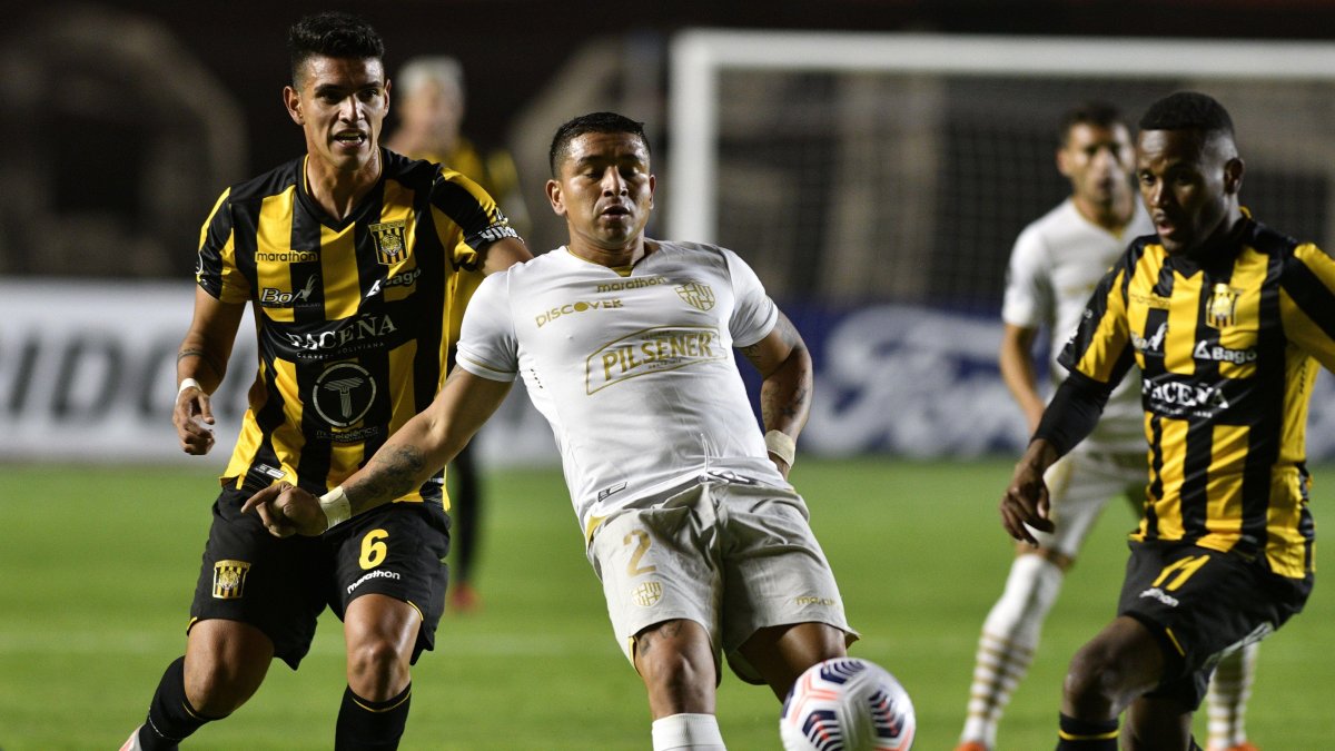 El experimento de Fabián Bustos de poner a Mario Pineida como volante no dio resultado.