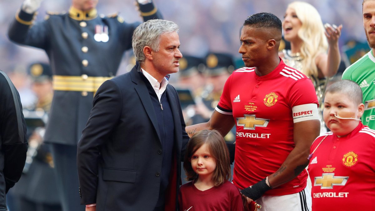 Jose Mourinho y Antonio Valencia en su paso por el Manchester United.
