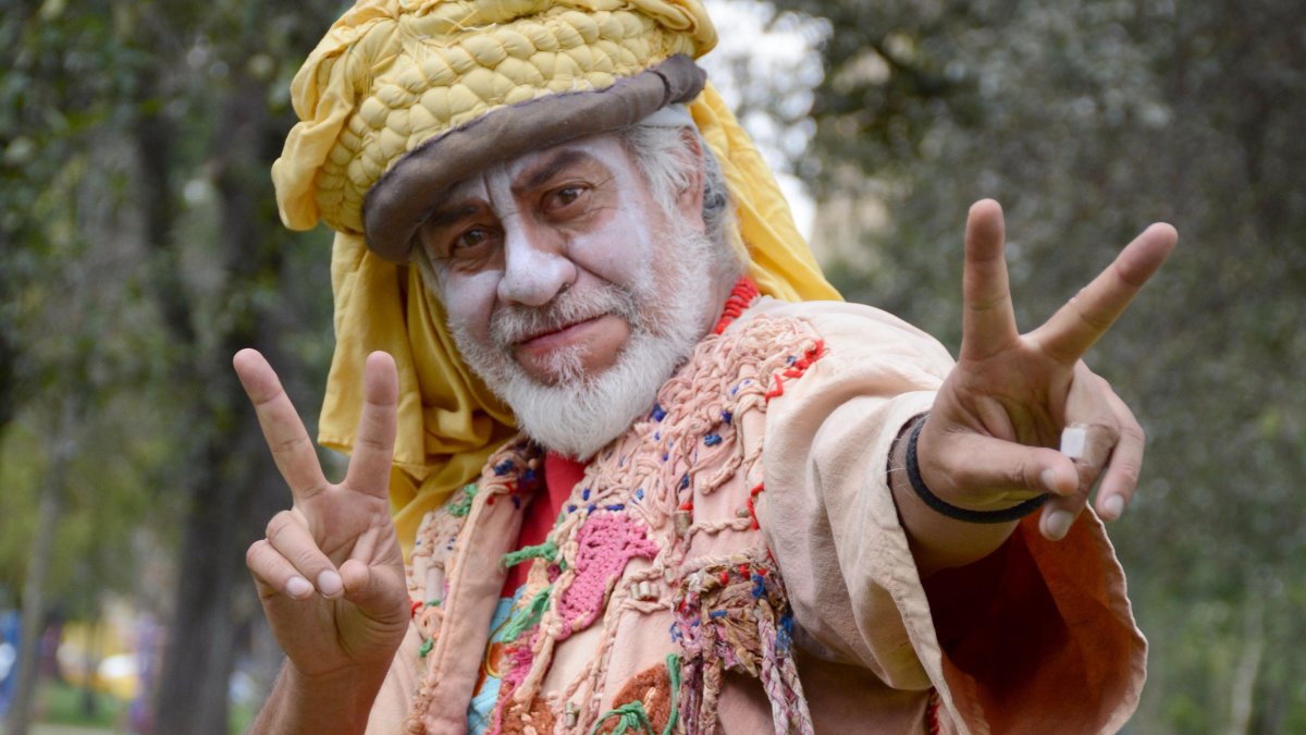 Lo que más extraña es el contacto con el público. Cuando puede se escapa para hablar con la gente.