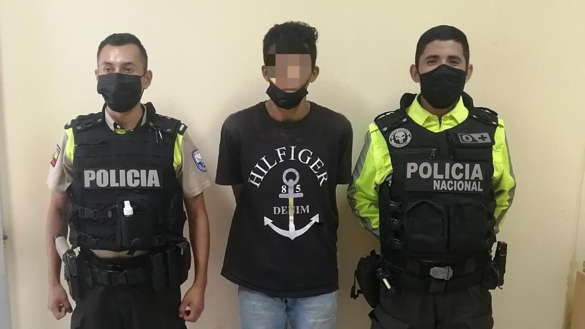 El ciudadano que fue visto empujando la moto quedó detenido para investigaciones.