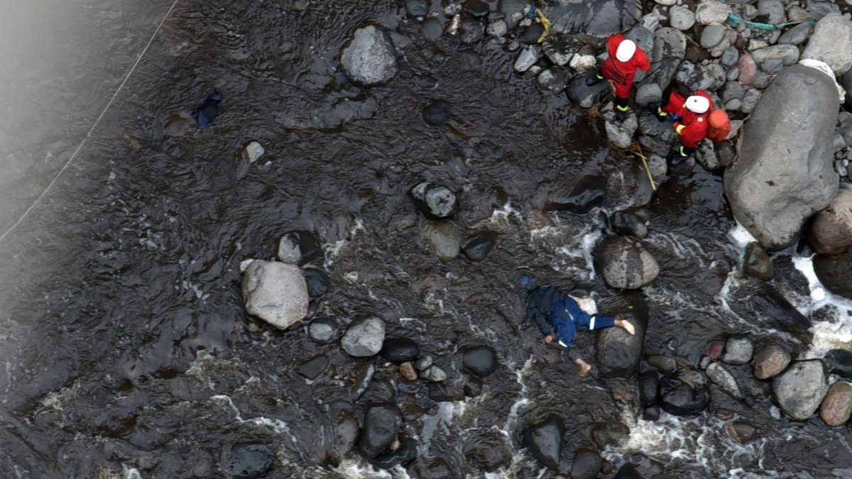 El cadáver quedó sobre las rocas que están en el río Chiche. Los bomberos organizaron equipos de rescate para la extracción.