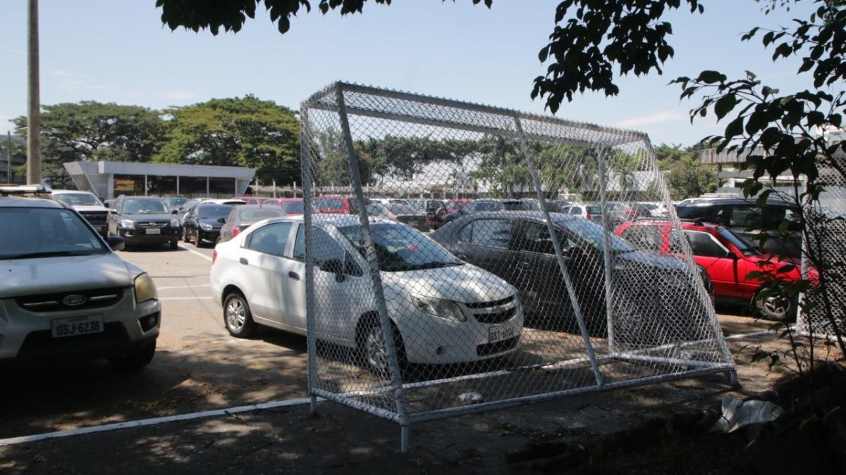 Las líneas recién pintadas y los arcos nuevos de las canchas para jugar las supuestas olimpiadas del hospital. Sin embargo no ha habido juegos y el espacio volvió a ser estacionamiento de autos.