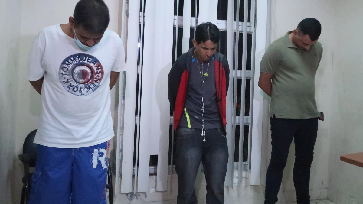 Los sujetos llegaron al sitio donde se cometió el delito a bordo de una motocicleta en la que luego intentaron escapar.