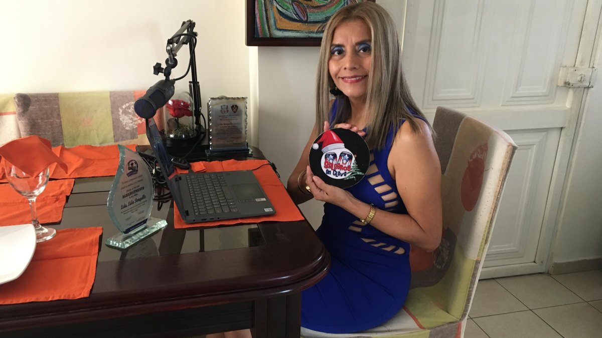 En su casa luce varios regalos de fanáticos a su voz y de amigos de la salsa.