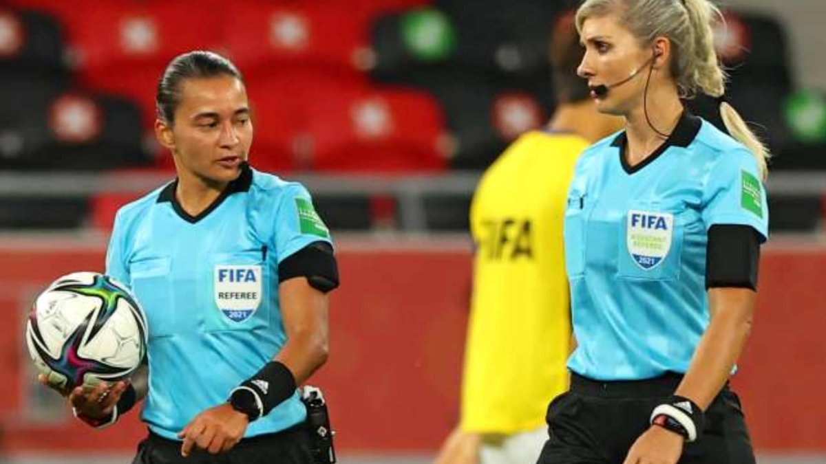 La brasileña Edina Alves (i) será la central del juego entre Defensa y Justicia e Independiente del Valle. Su compatriota Neuza Back (d) será una de sus asistentes.