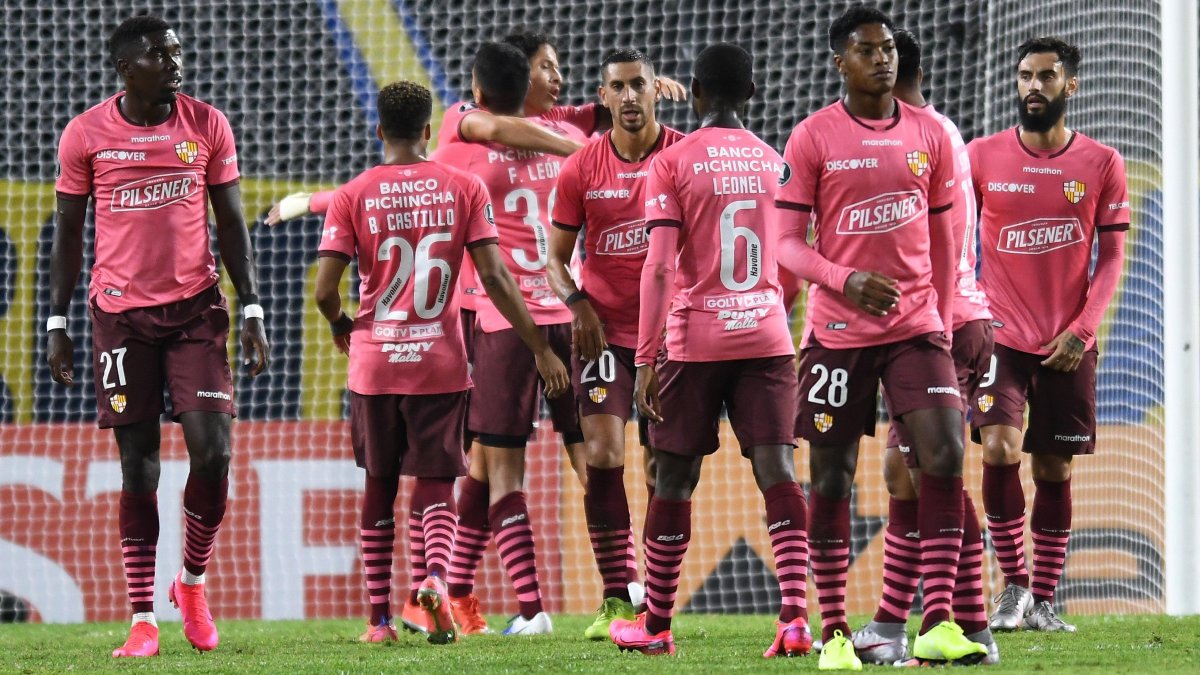 Barcelona clasificó a los octavos de final de la Copa Libertadores, luego de igualar ante Boca Juniors en el estadio La Bombonera de Buenos Aires.