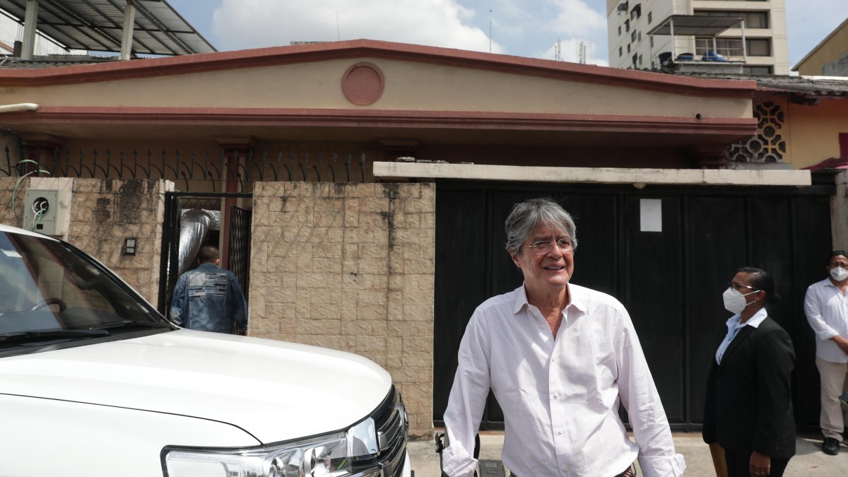 Guillermo Lasso invitó a EXTRA a recorrer el que fue su hogar de niño y de donde salió hace 40 años.