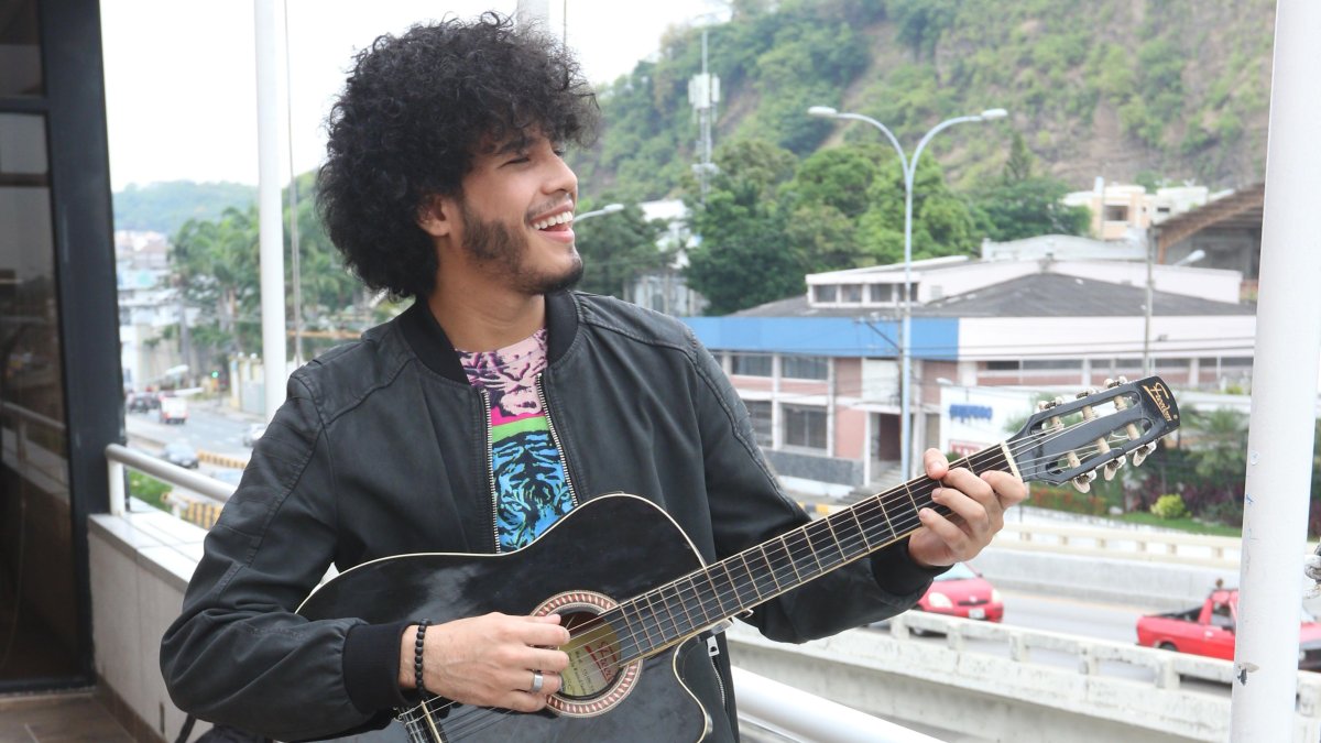 Él contó que nunca deja su fiel amiga: la guitarra.