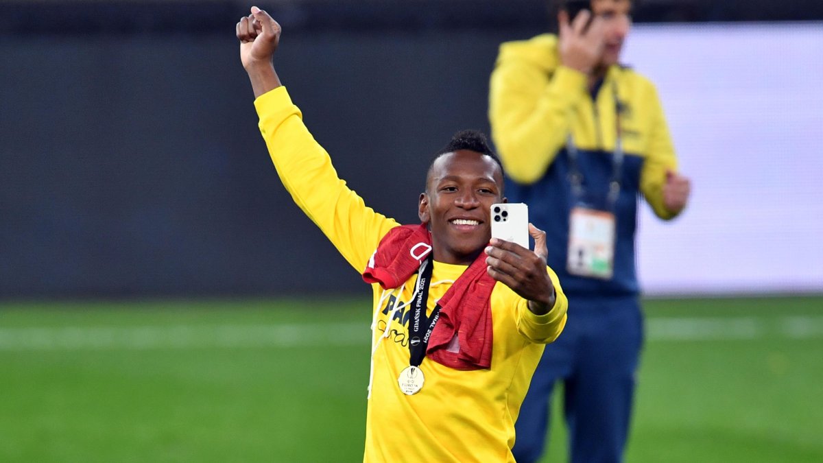Pervis Estupinan y una foto para toda la vida, con su medalla de campeón de la Europa League.
