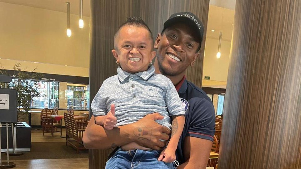 Jorgito con el futbolista Bryan el 'Cuco' Angulo.