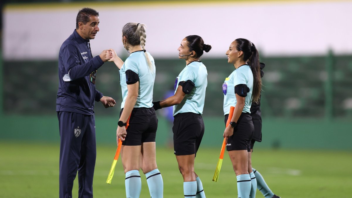 Renato Paiva, DT de Independiente del Valle, con la más linda, la brasileña Neuza Back.