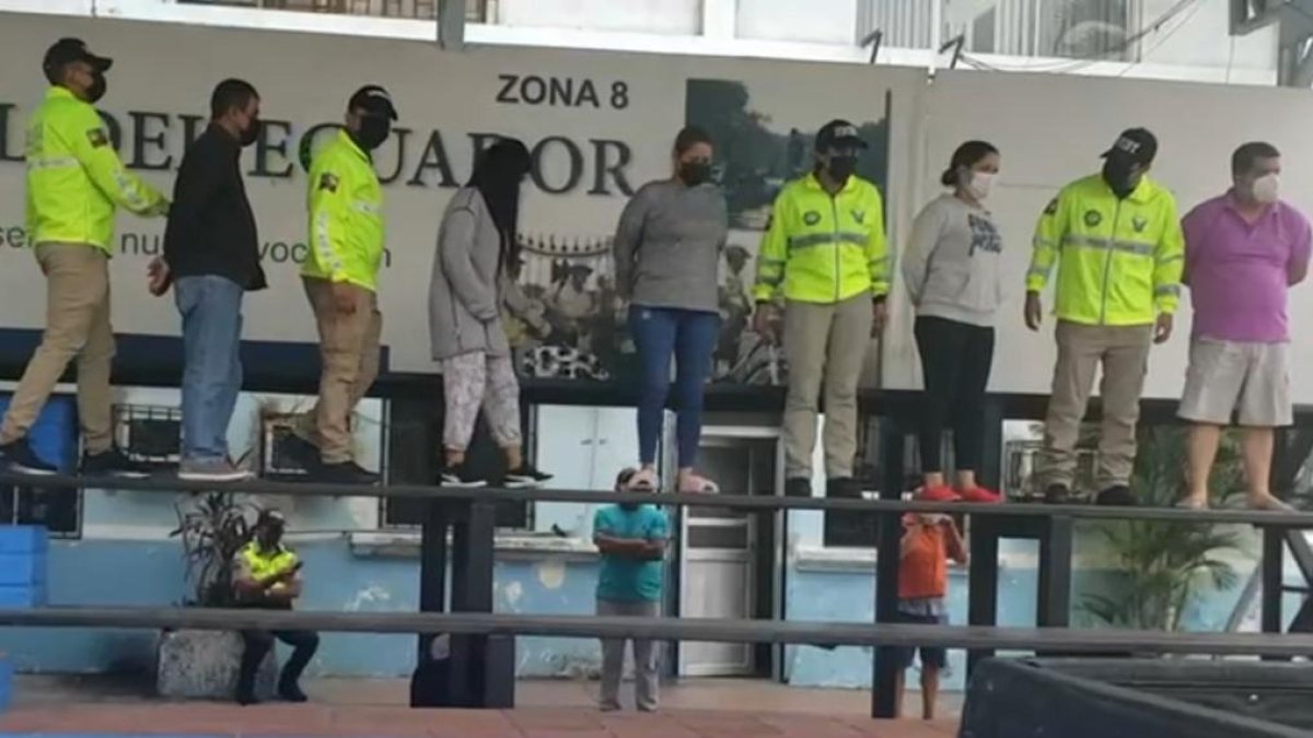 A tres de los procesados se les ordenó prisión preventiva, a dos sospechosas medidas cautelares.