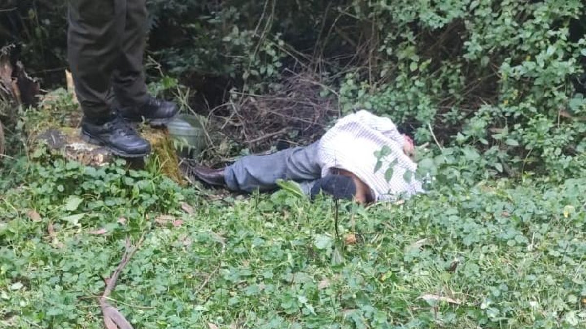 El cadáver del desconocido tenía un tiro en su cabeza y sus manos atadas.