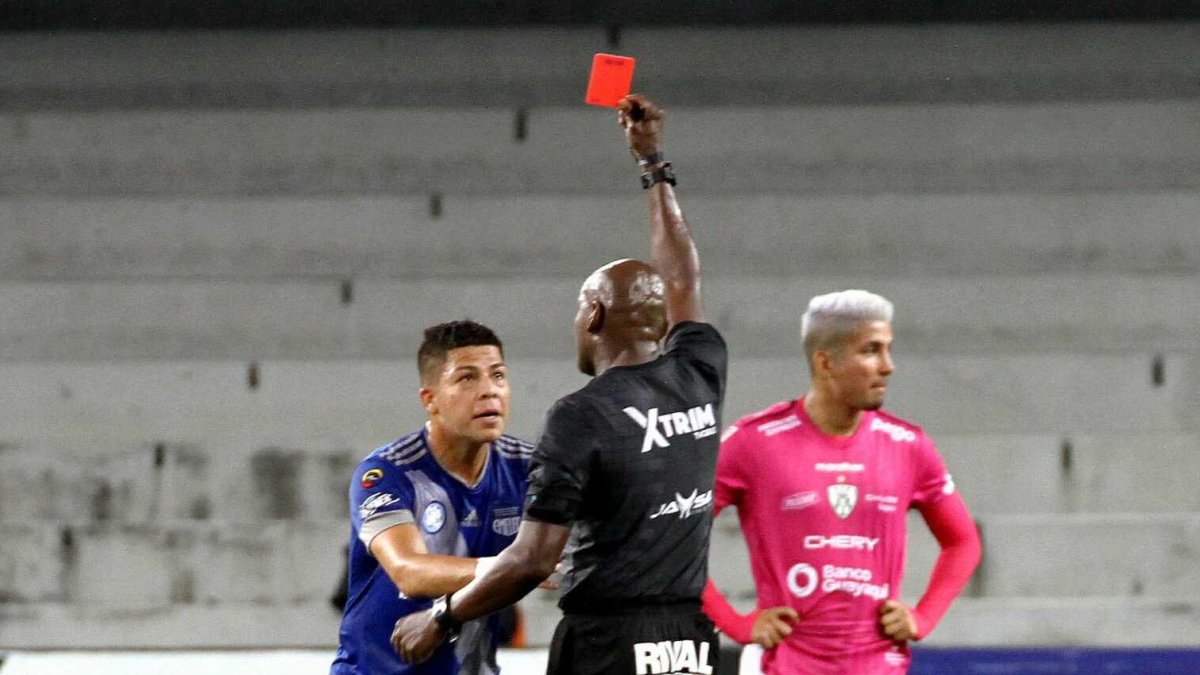 El VAR también determinó que la falta de Marlon Mejía era para tarjeta roja.