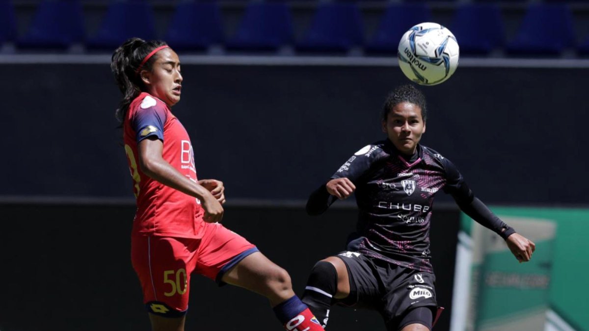 La delantera venezolana Yosneidi Zambrano (d) marcó el gol del triunfo de las Dragonas sobre El Nacional.