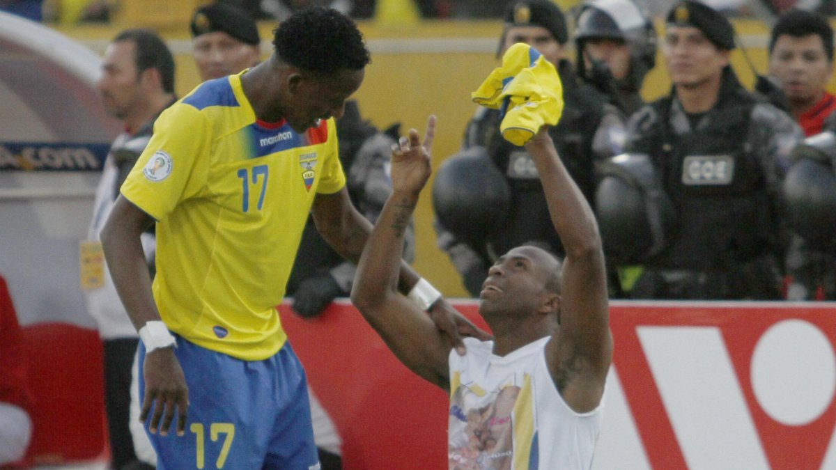 Una imagen imborrable, pase de Jaime Ayoví y gol de Chucho Benítez.
